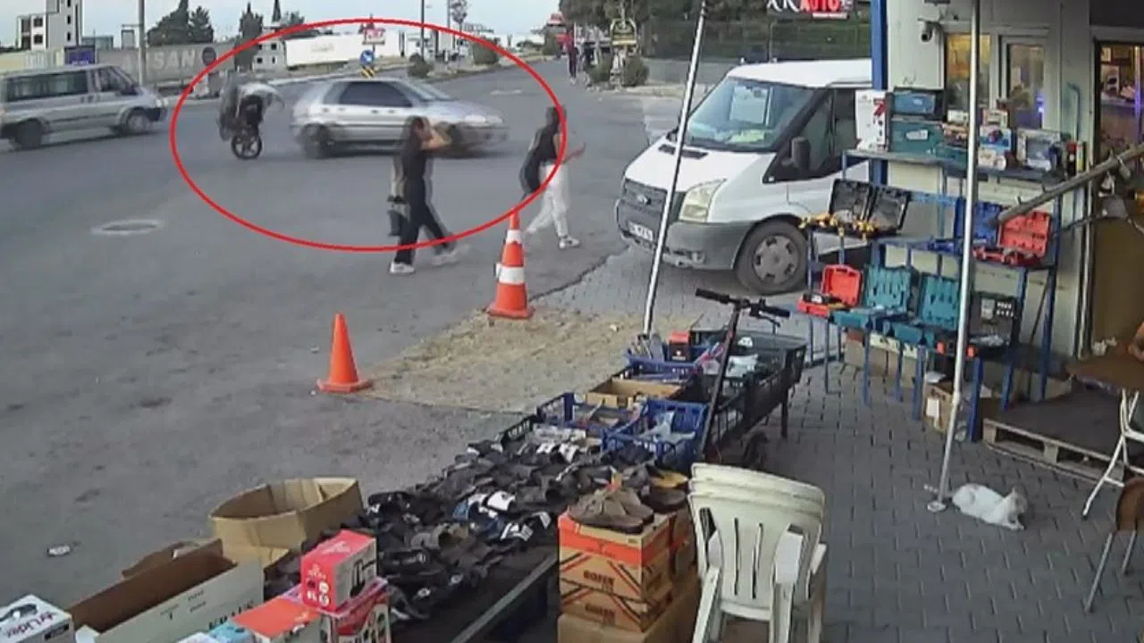 Motosikletin Otomobile Saplandığı Anlar Kamerada