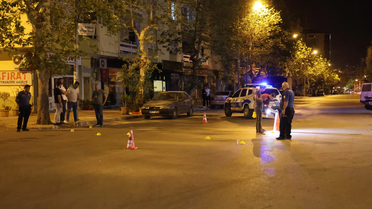 Motosikletli 2 kişi havaya ateş açtı, mahalle tedirgin oldu