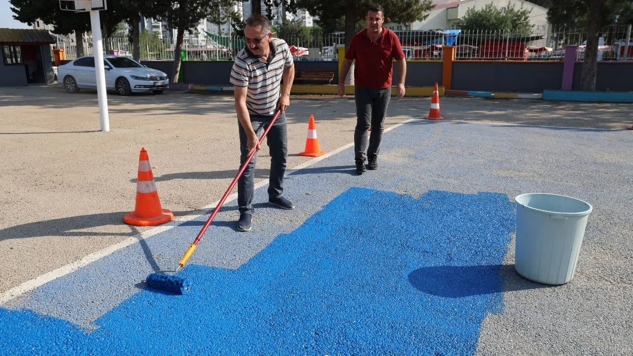 Öğretmenlerin Fırçasından Renkli Bir Okul