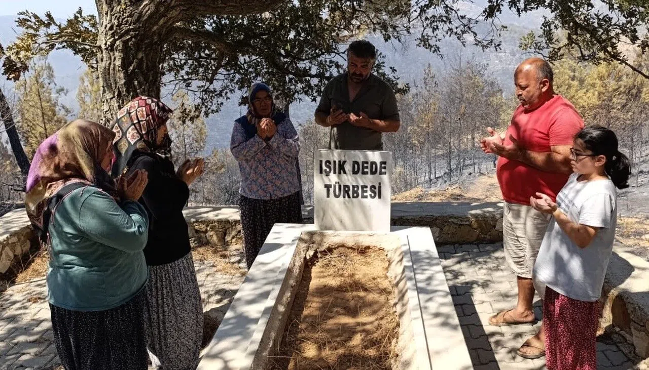 Orman Yangınında Mezarlık Yandı, Alevler Işık Dede'nin Kabrinde Durdu