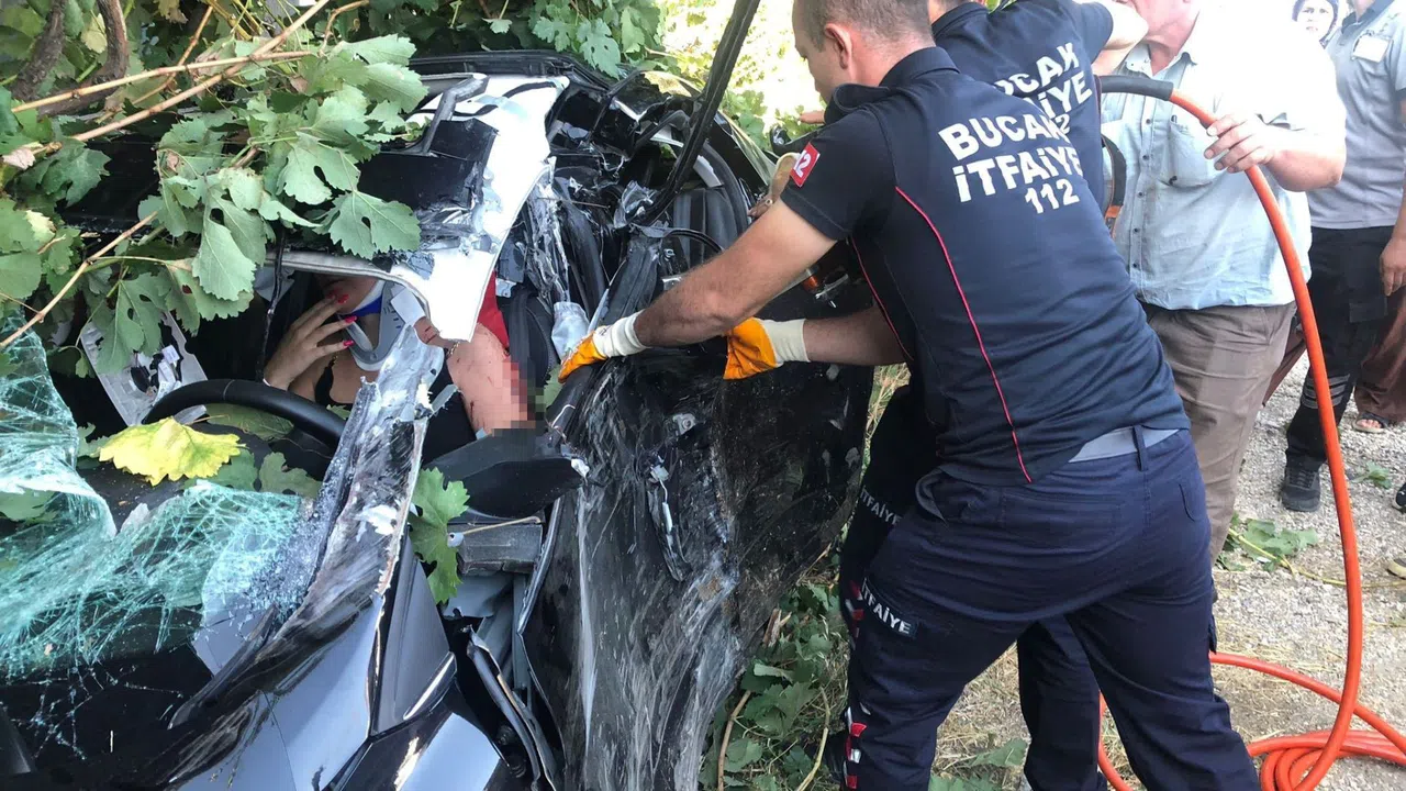 Otomobil ile Traktör Çarpıştı: 4 Yaralı