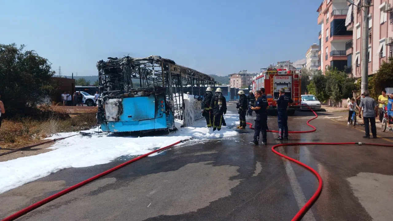 Özel Halk Otobüsü Park Halindeyken Alev Alev Yandı