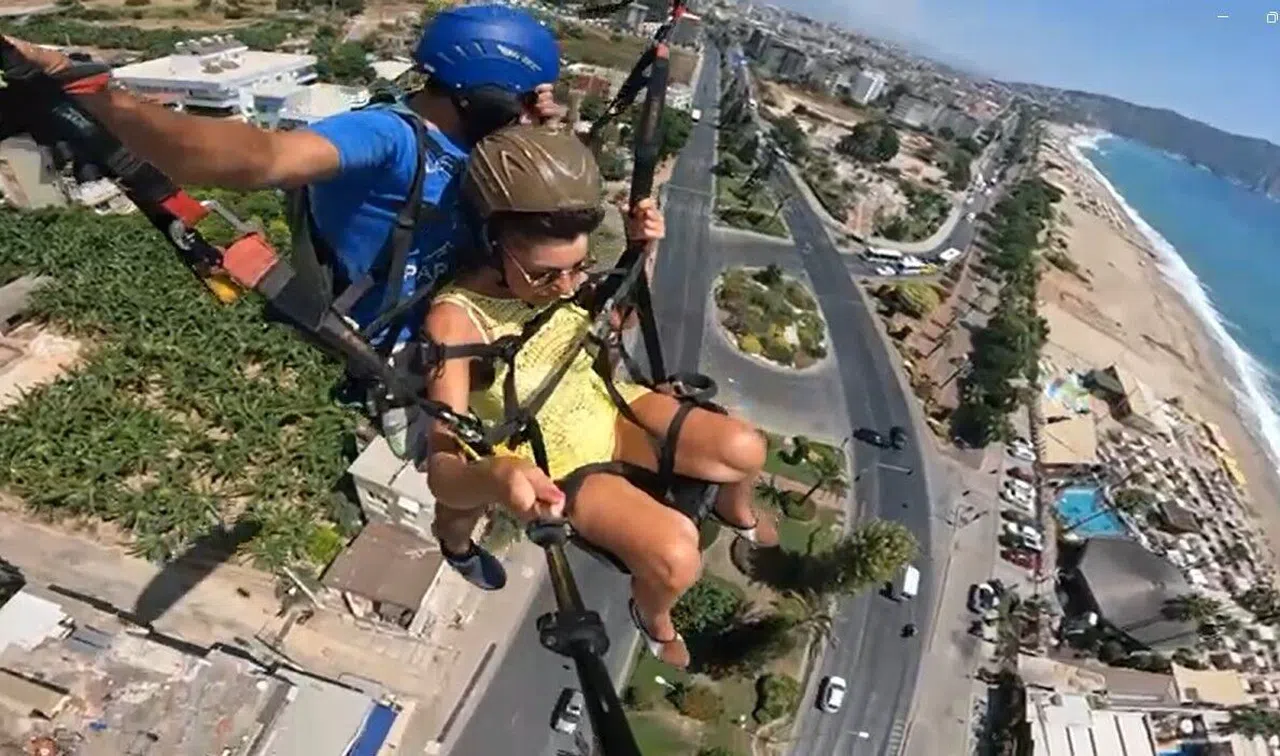 Paraşüt Yaparken Trafik Kazasını Kaydetti