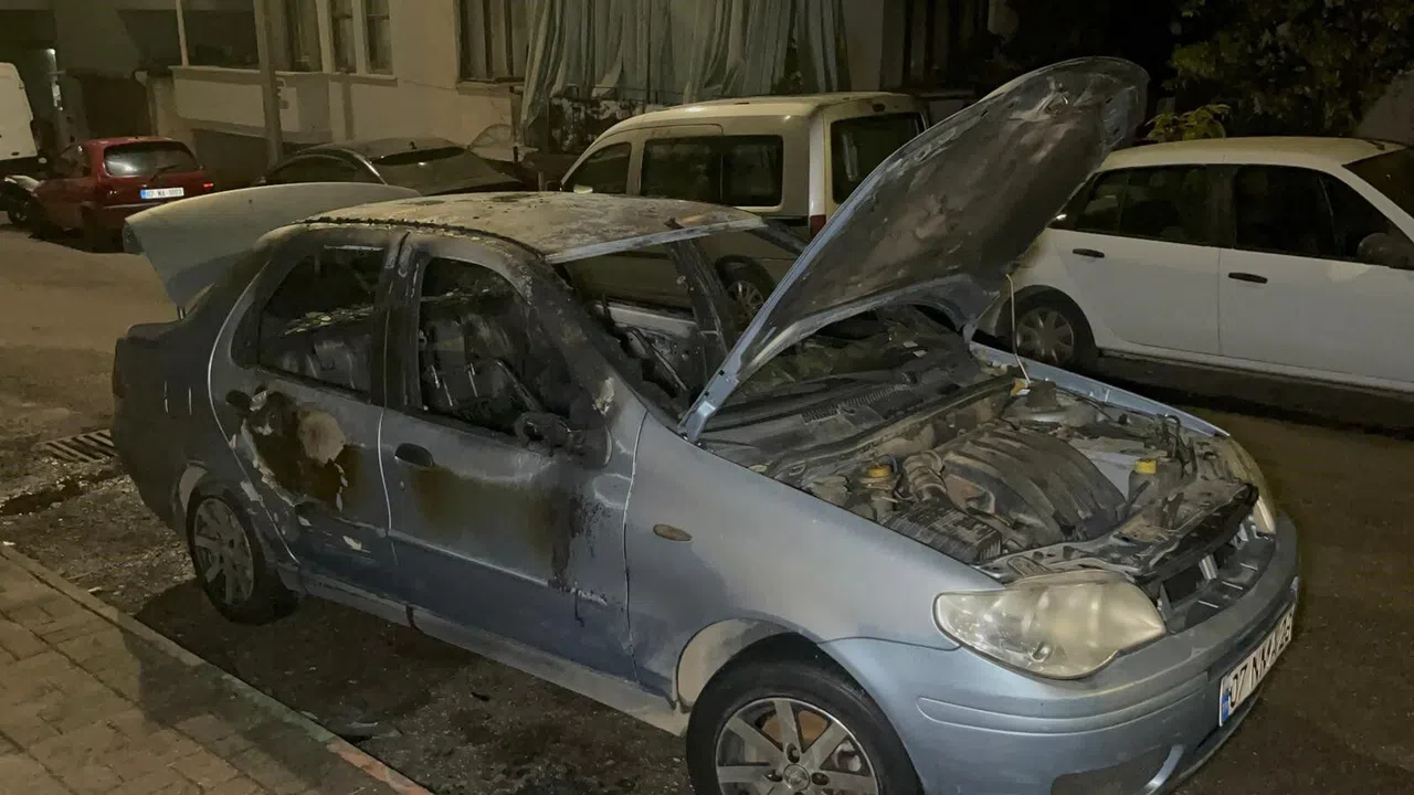 Park Halindeyken Yanmaya Başlayan Otomobil İçin Mahalleli Seferber Oldu