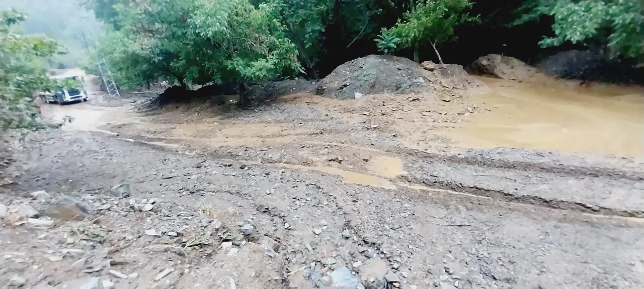 Sağanak Sonrası Dereler Taştı, Yollar Kapandı