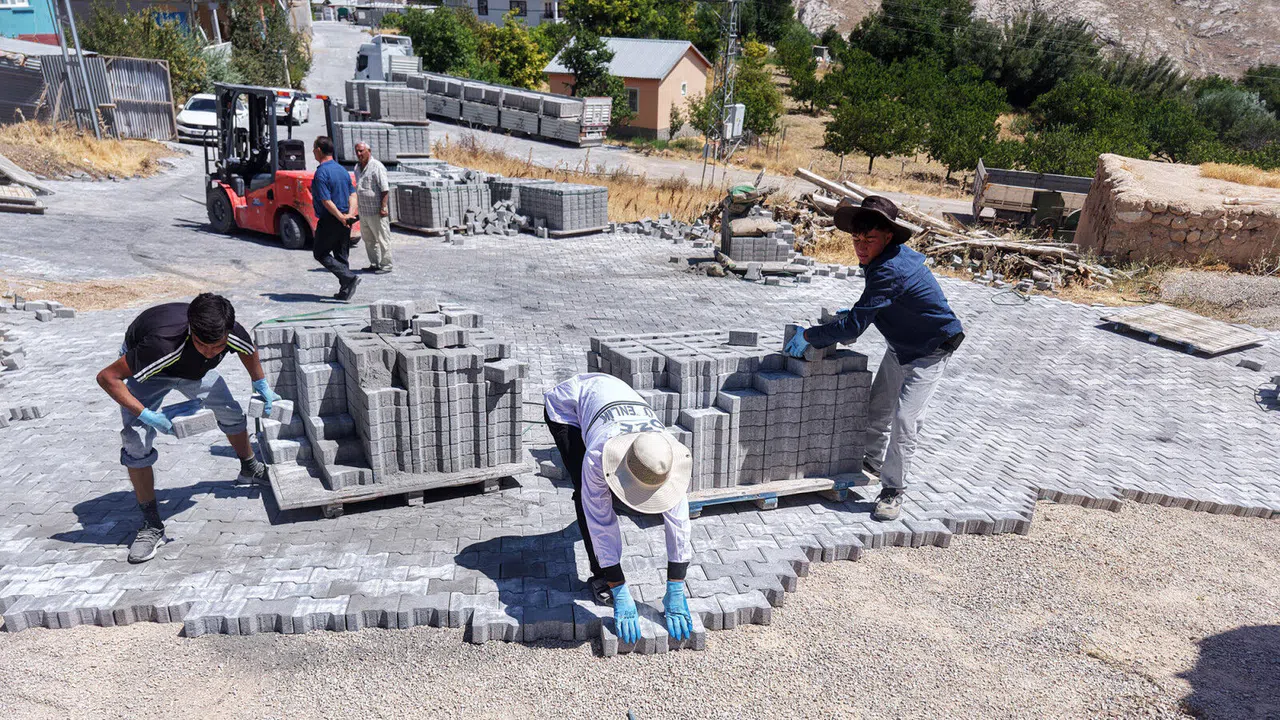 Kahramanmaraş Sarıyatak’ta Asfalt ve Kilit Parke Çalışması