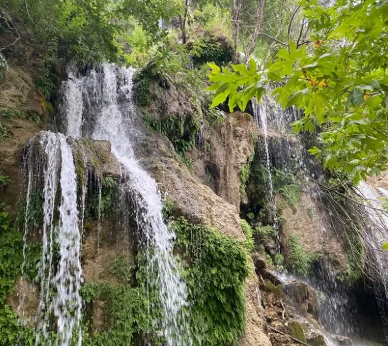 Kahramanmaraş’ın Gizli Cenneti: Savruk Mağarası ve Şelalesi