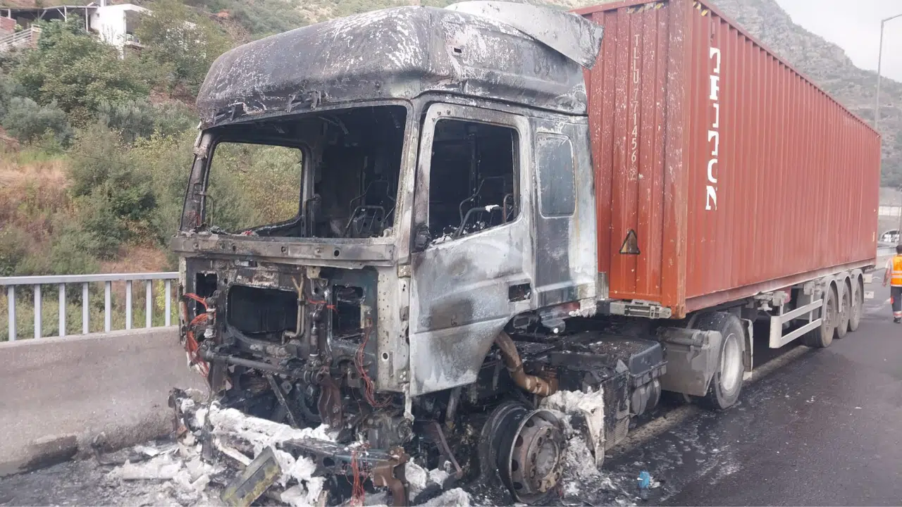 Otoyolda Tır Yangını Maddi Hasarla Atlatıldı