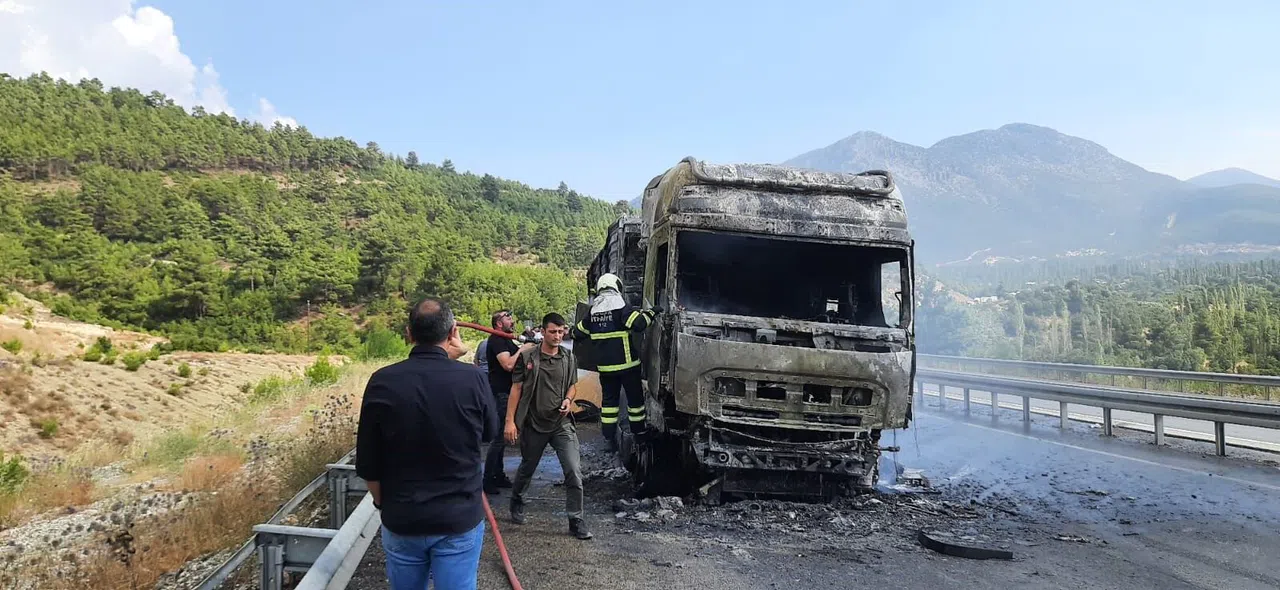 Seyir Halindeyken Alev Alan Tır Küle Döndü
