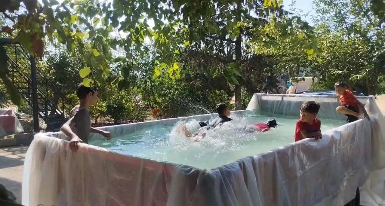 Sıcaktan Denize Giremeyen Çocuklara Römorkta Havuz Yaptı
