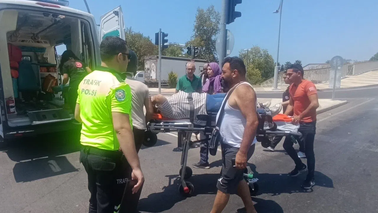 Siren Sesini Duyan Kızlar Acılarını Unutup Kaza Yerinden Hızla Uzaklaştı