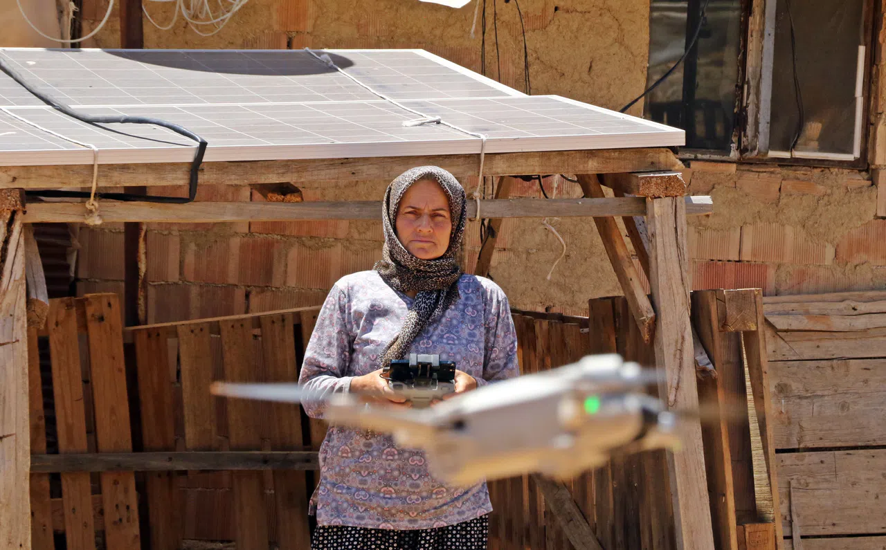 Sürüsüne Dadanan Kurtlar, Çoban Kadını Dron Pilotu Yaptı