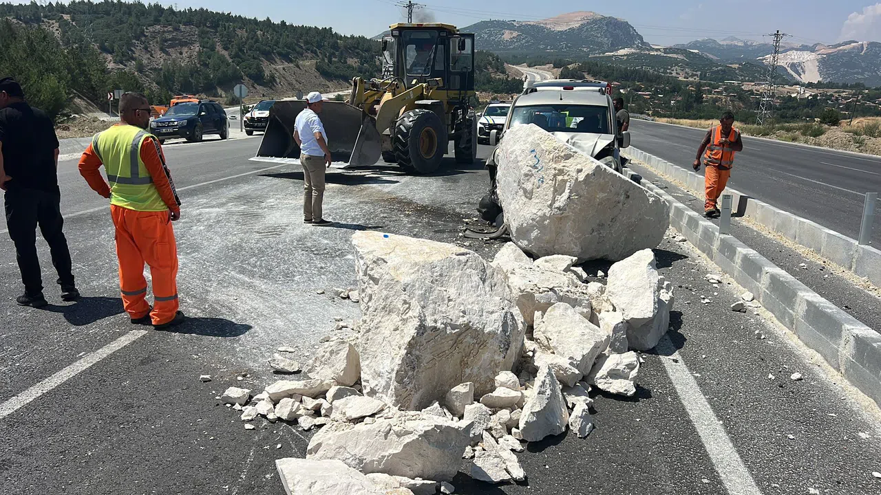 Tırdan Düşen Mermer Bloğuna Çarpan Otomobilin Sürücüsü Yaralandı