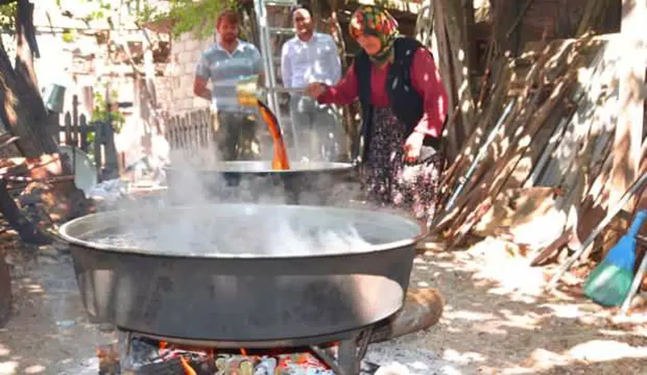 Kahramanmaraş’ta Pekmez Geleneği Azalan Ellerle Sürdürülüyor