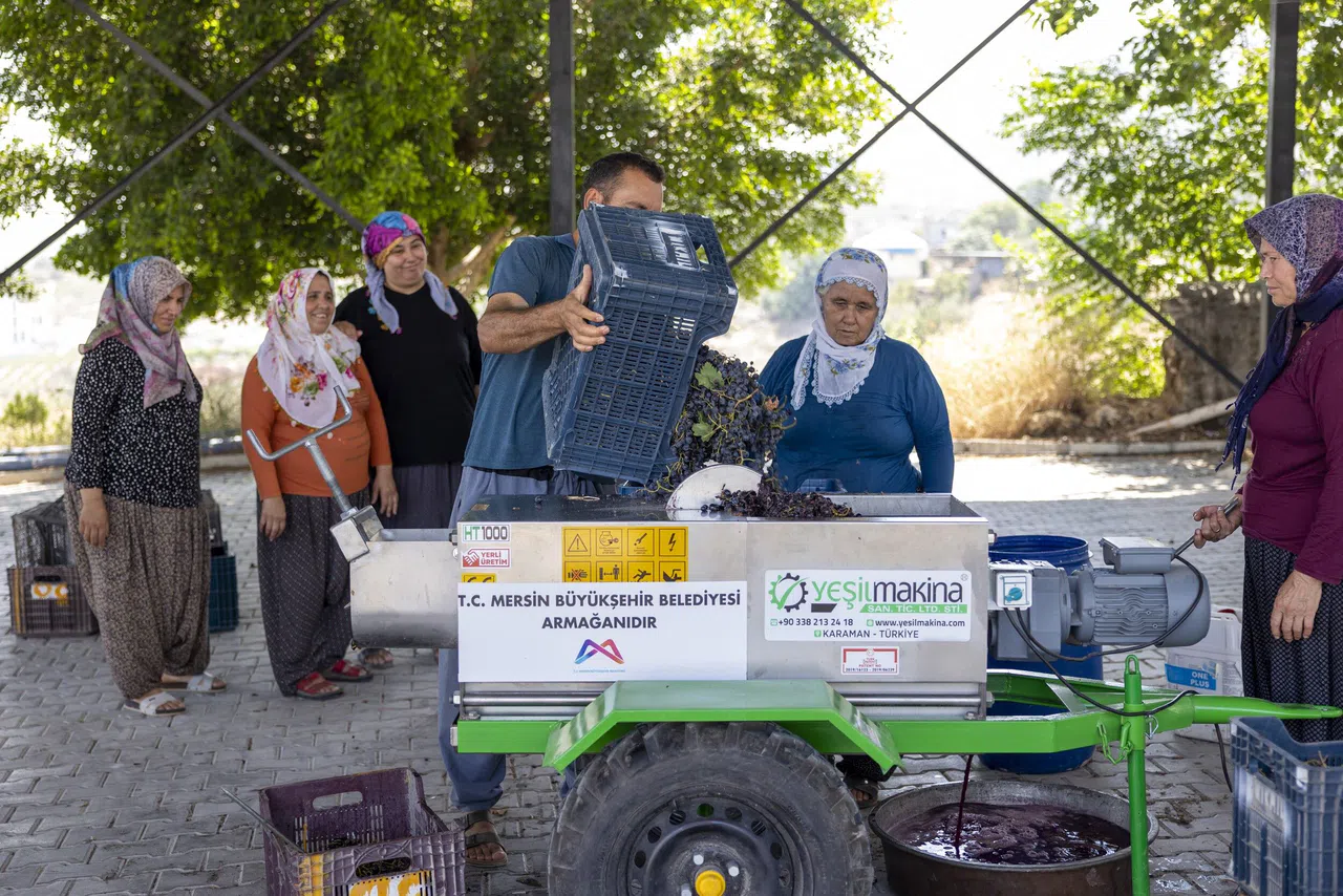 Üreticilere Üzüm Sıkma Makinesi Desteği