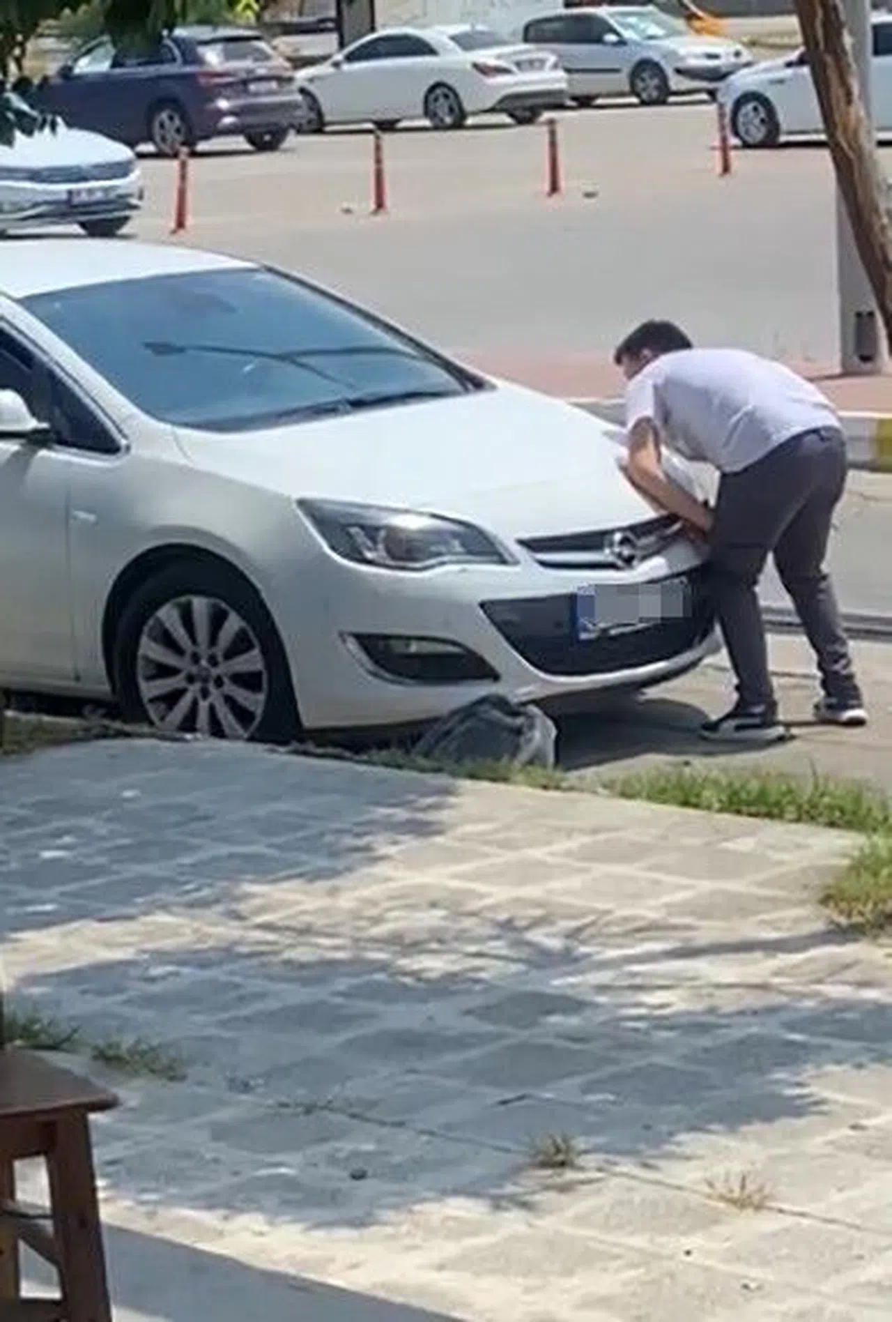 Uyuşturucu Etkisindeki Şahıstan Şaşkına Çeviren Hareketler