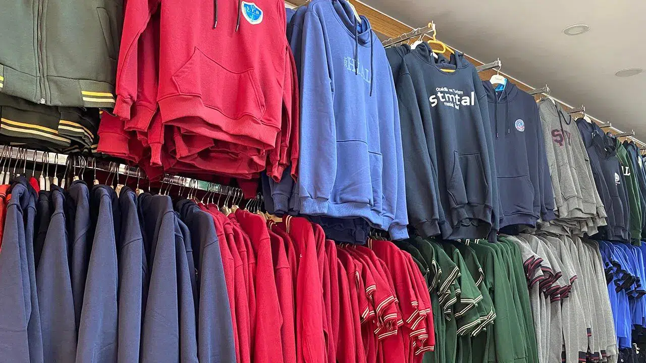 Okul Kıyafetleri Nasıl Olacak? 2025-2026 Eğitim Yılında Forma Zorunluluğu Geri Mi Geldi?