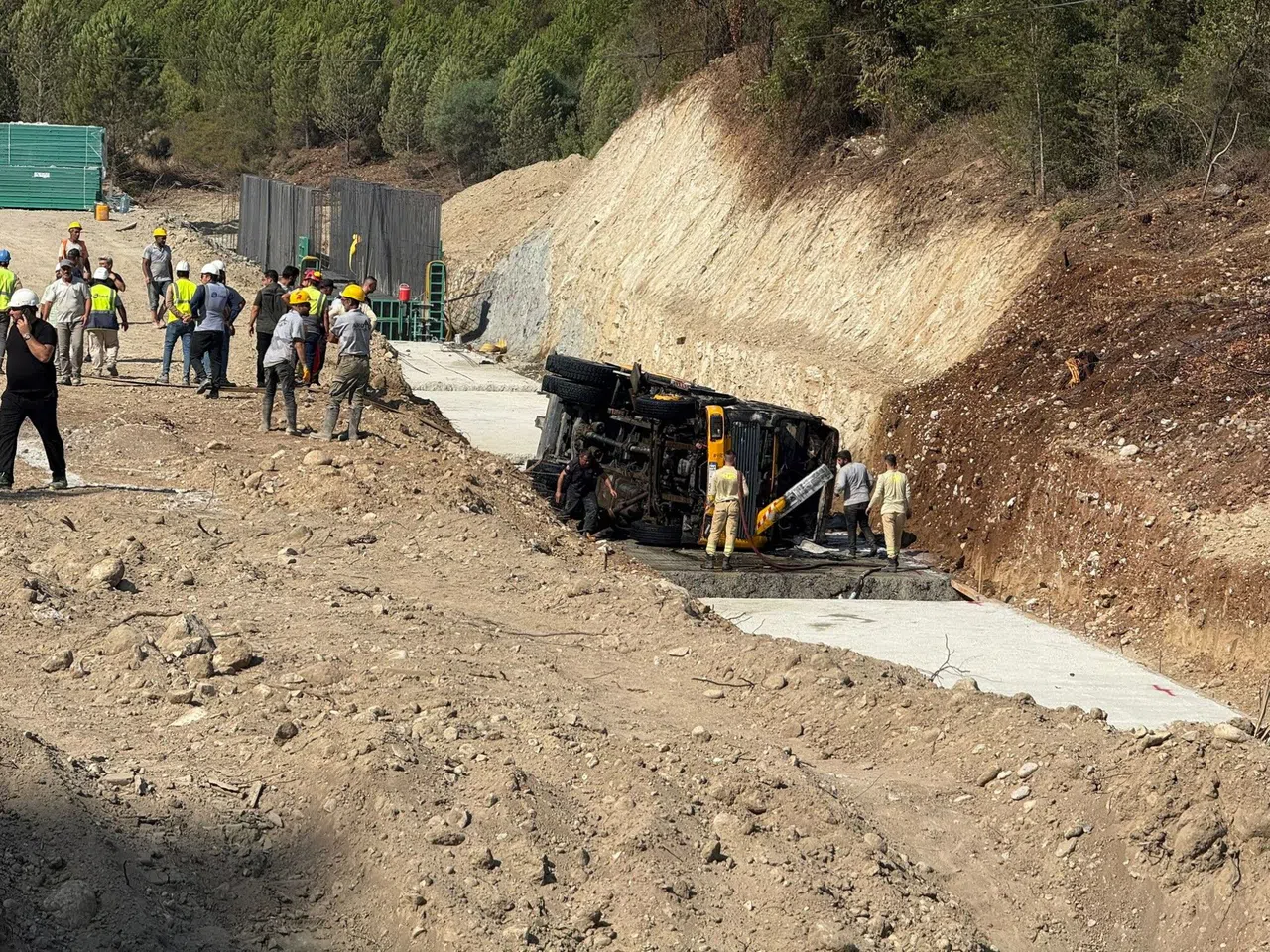 Yan Yatan Vinç Alevlere Teslim Oldu