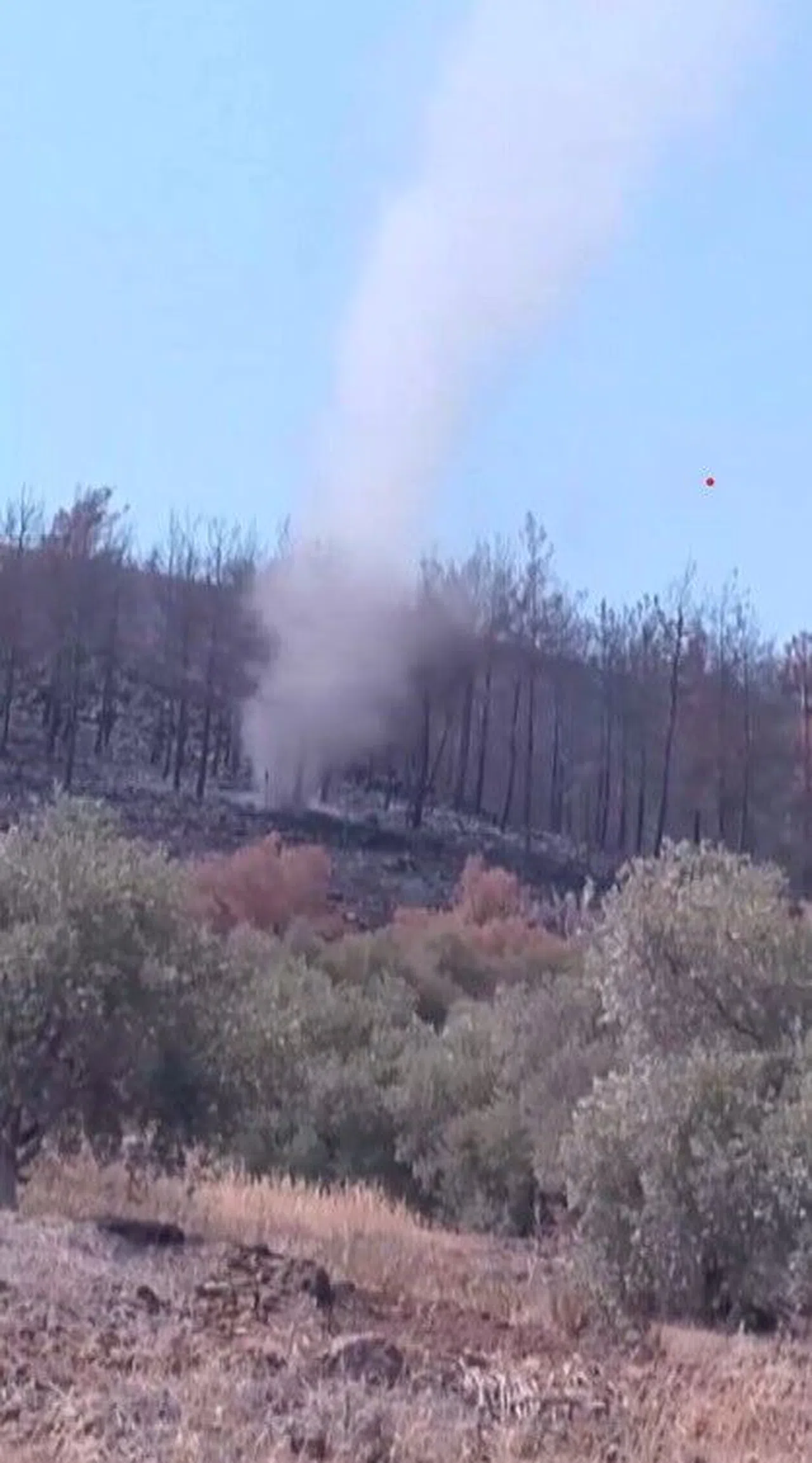 Yangının Küle Çevirdiği Ormanlık Alanda Çıkan Hortumlar Kamerada