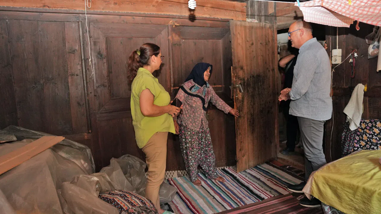 Yaşlı Kadına Konteyner Ev Desteği