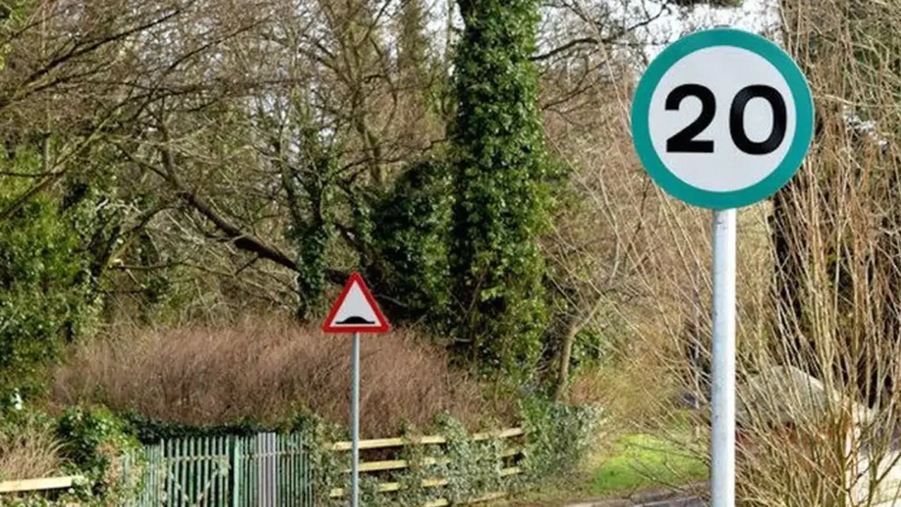 Dünyada yaygınlaşmaya başladı: İşte yeni trafik levhaları