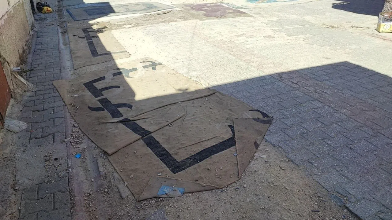 Bozuk Yollar Yapılmayınca Yola Halı Sermek Zorunda Kaldılar