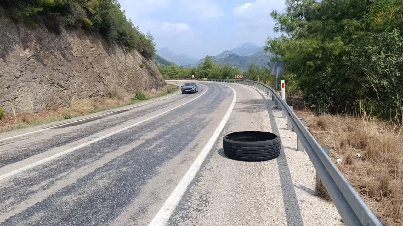 Yolda Kalan Kamyon Lastiği Kazaya Neden Oldu