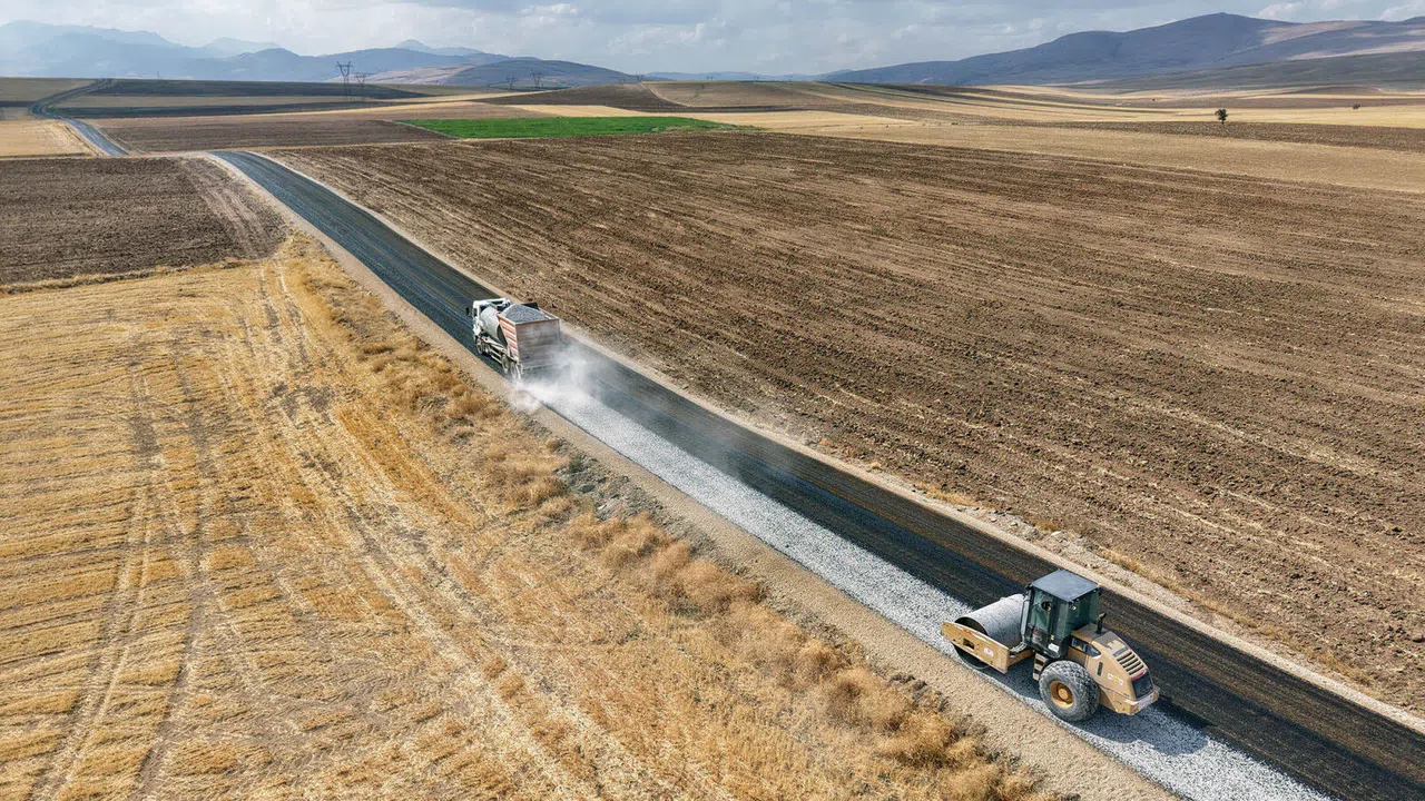 Büyükşehir Belediyesi Afşin’de 9 Mahallenin Yolunu Yeniledi