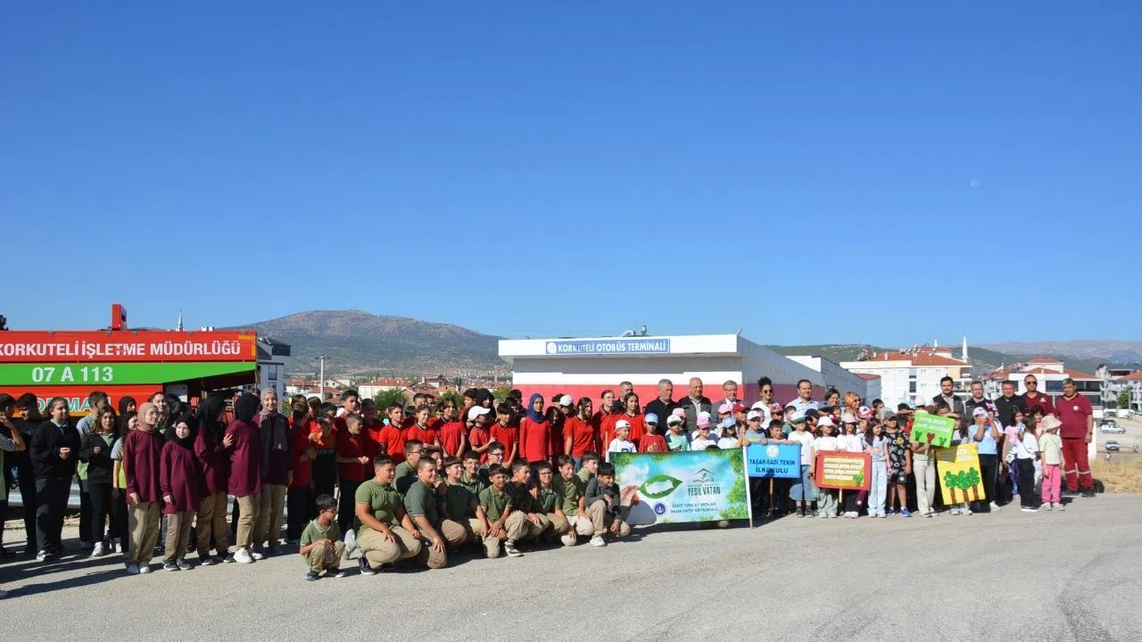 300 Öğrenci 300 Fidanı Toprakla Buluşturdu