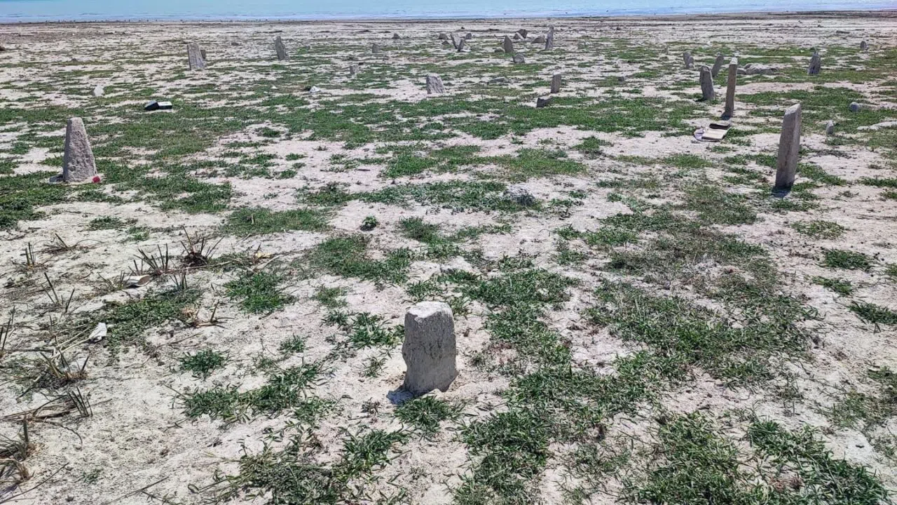 Kuraklık Yüzünden Çekilen Barajda 70 Yıllık Mezarlar Ortaya Çıktı