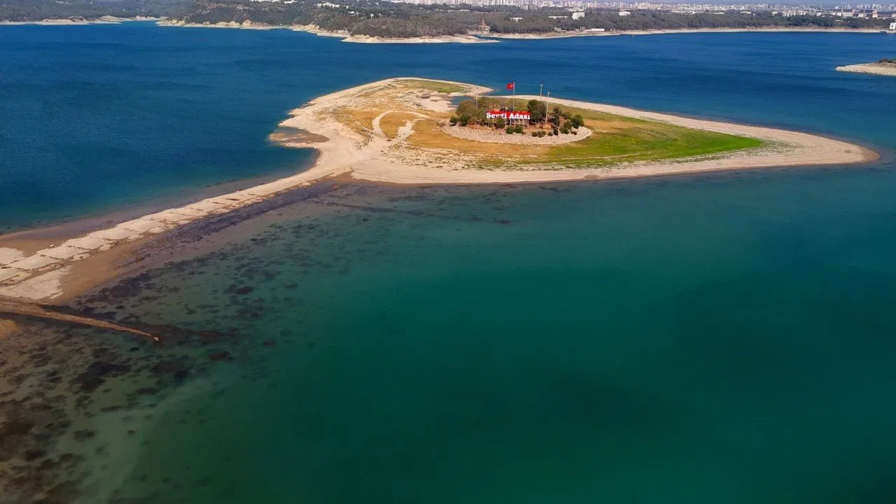 Sular Çekildi, ‘Sevgi Yolu’ Ortaya Çıktı