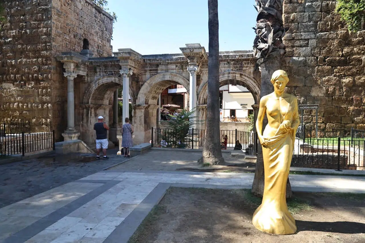 Antalya'da 'Venüs' heykelleri kenti süslemeye başladı