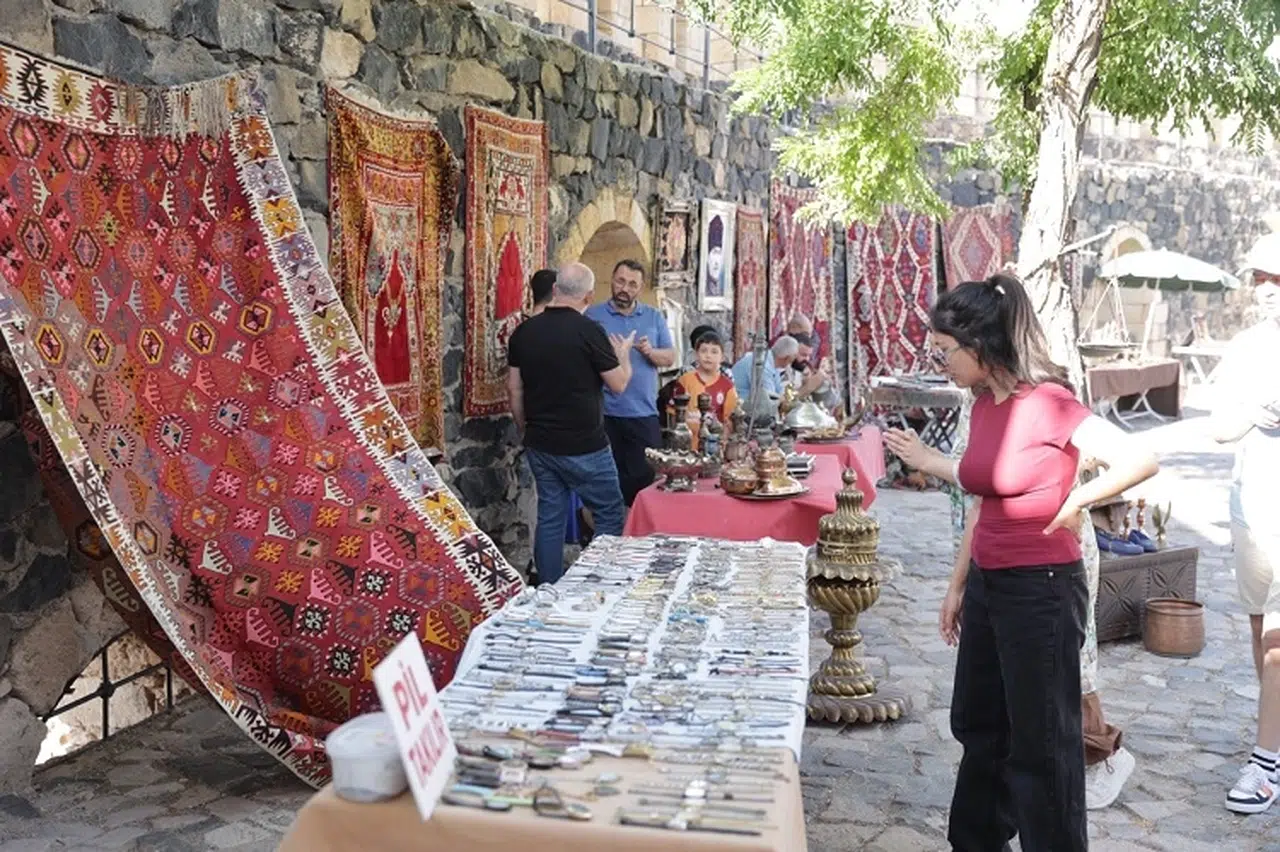 Antika Pazarı Kapılarını Yeniden Açtı