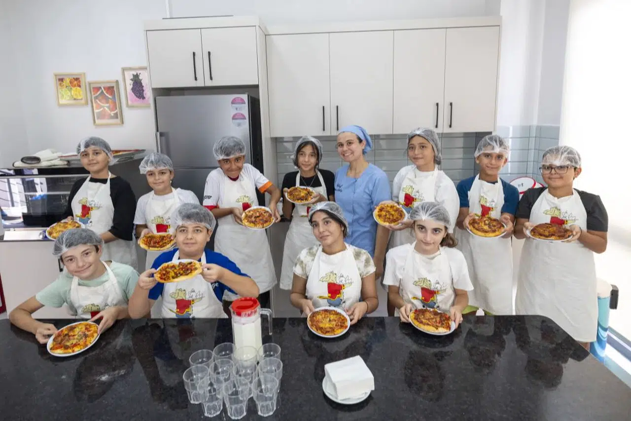 Mersin Mezitli'de minik şefler pizza yaptı