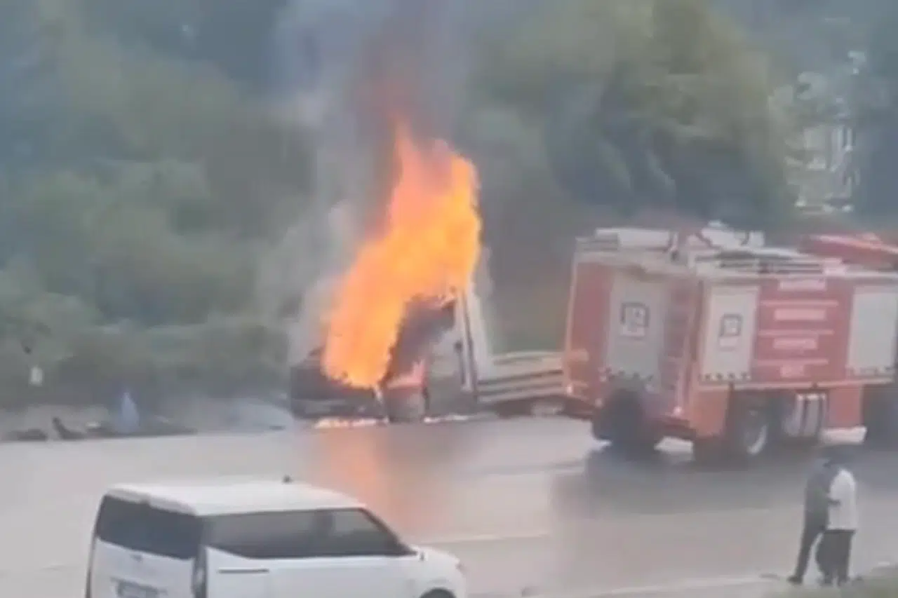 Seyir halindeki çekici alev aldı!