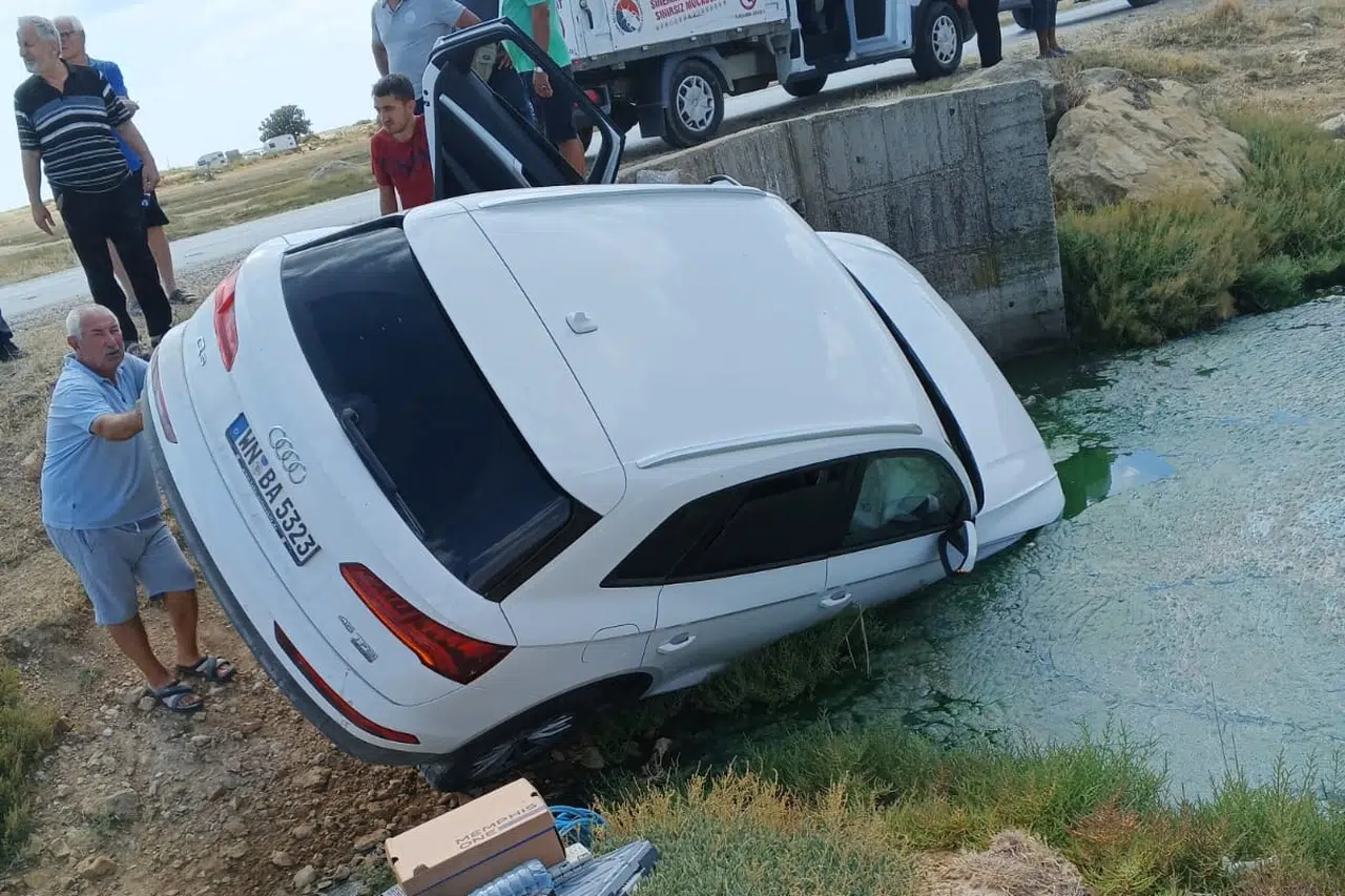 Yayla Köyü sahilinde otomobil su kanalına düştü