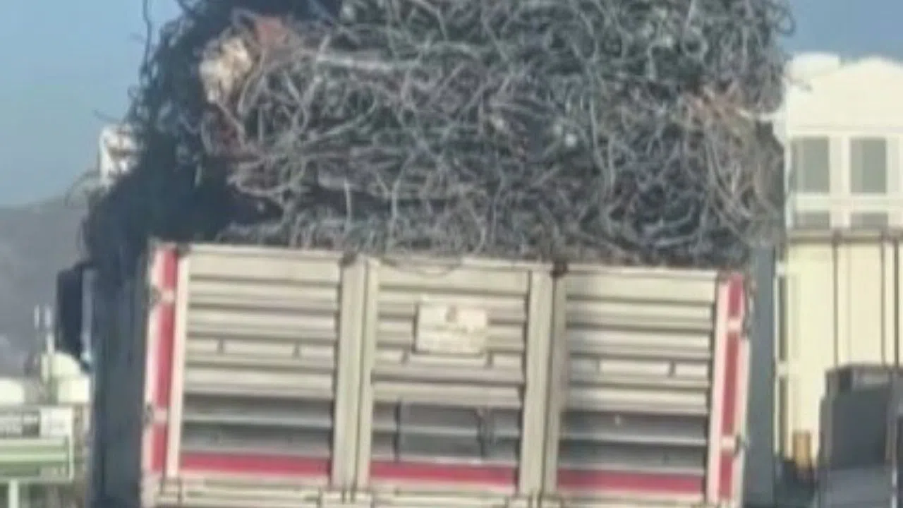 Trafikte Demir Yüklü Tır Yürekleri Ağza Getirdi