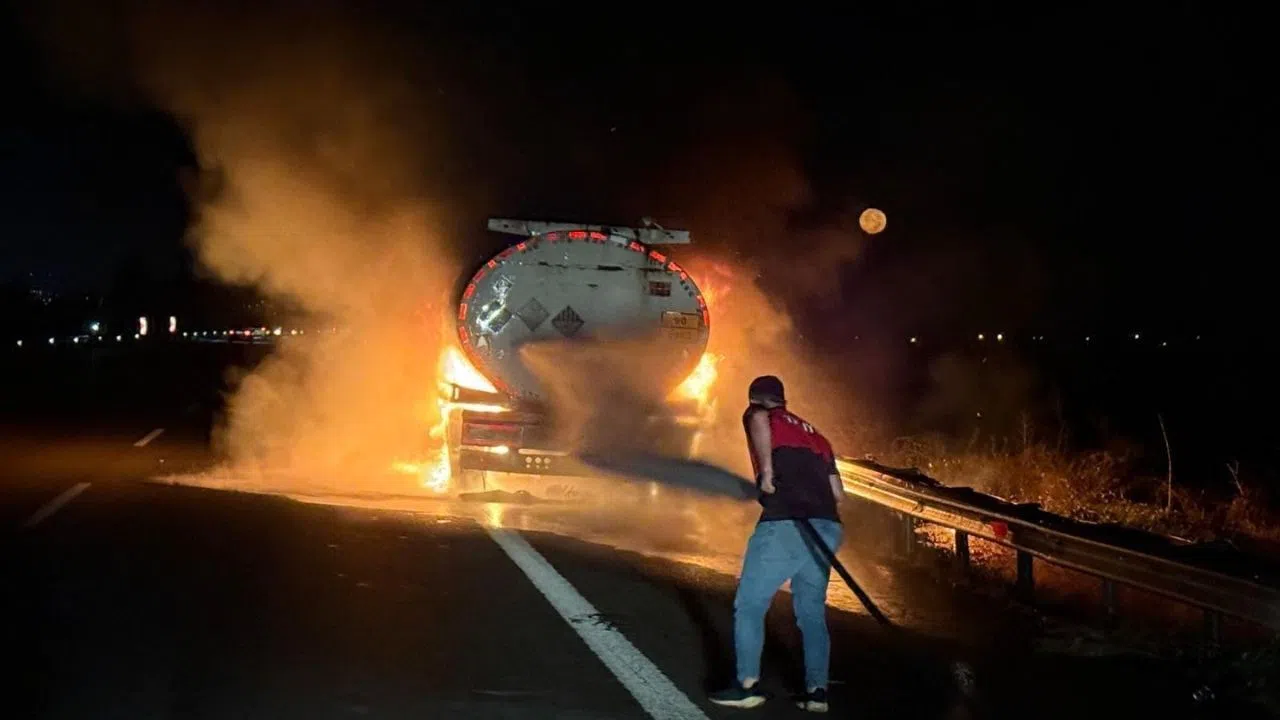Akaryakıt Yüklü Tanker Alev Aldı, Facianın Eşiğinden Dönüldü
