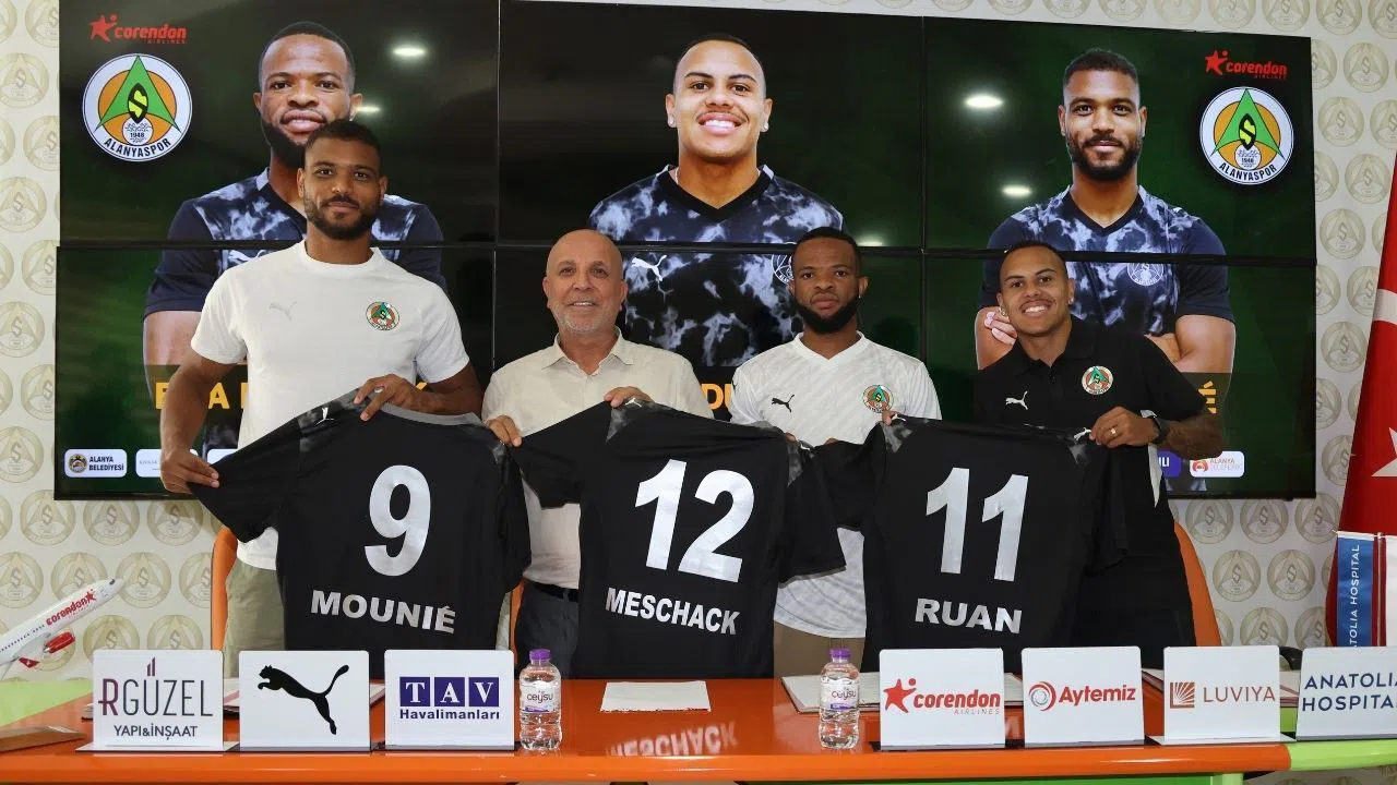 Alanyaspor Yeni Transferleri İçin İmza Töreni Düzenledi