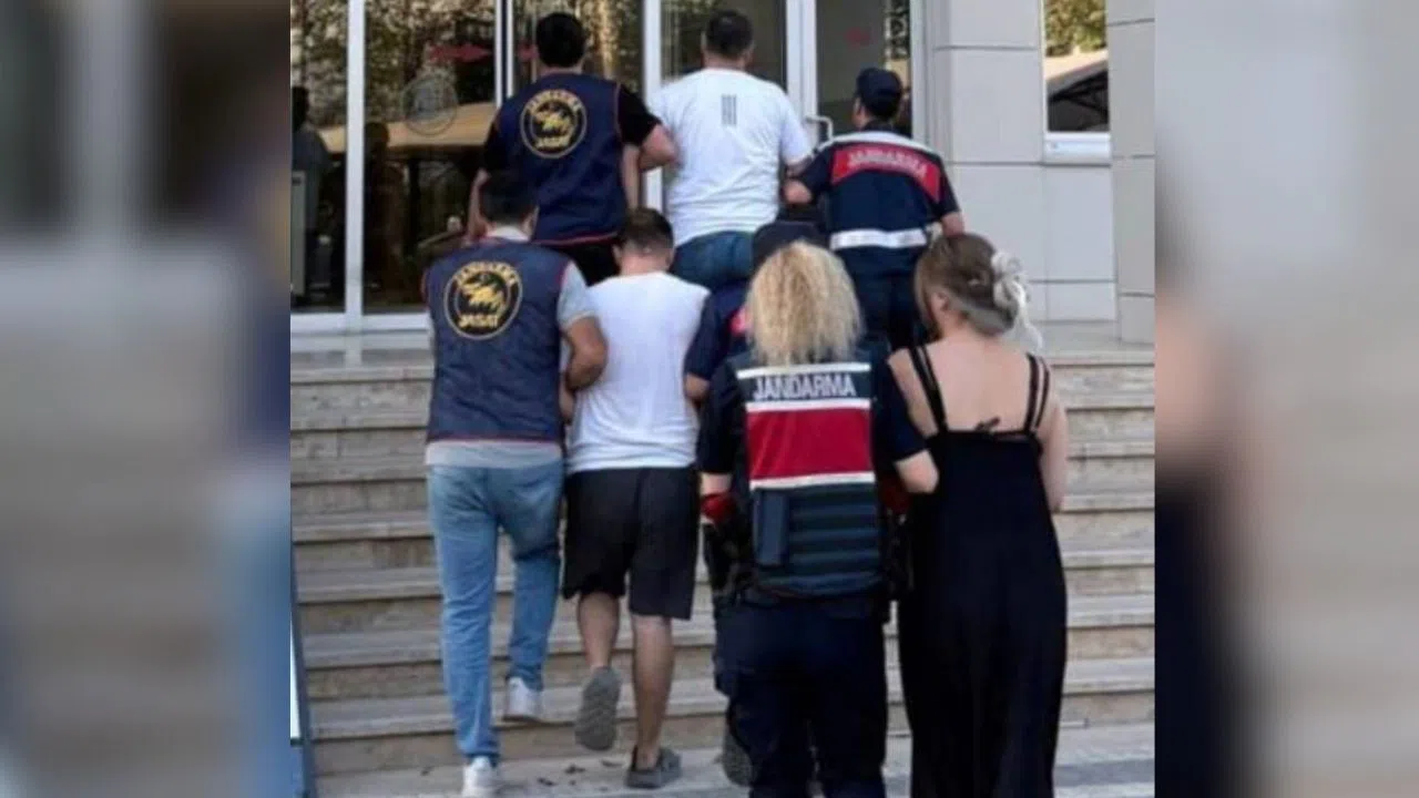 Aranan şahıslar yol kontrolünde jandarmaya yakalandı