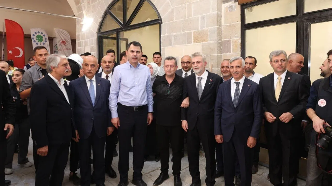 Bakan Murat Kurum, Kapalı Çarşı’da Esnafını Ziyaret Etti