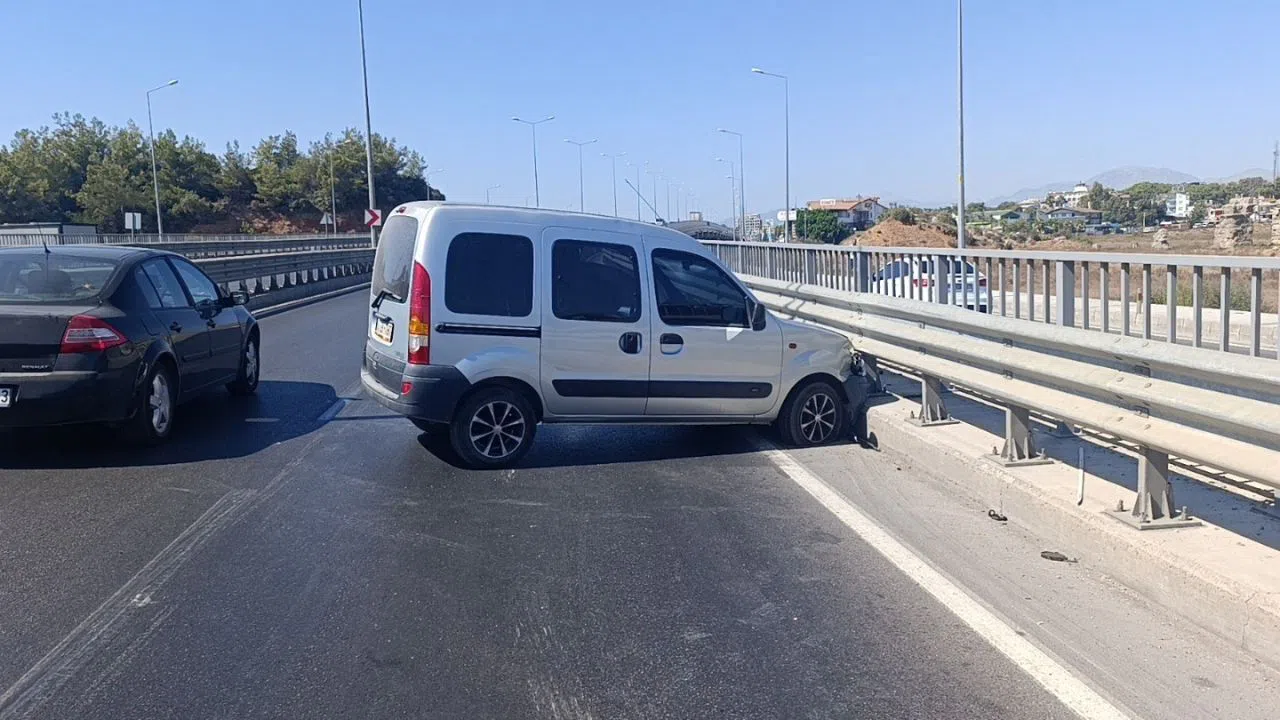 Bariyerlere Çarpan Araçta Sürücü Kazayı Şans Eseri Atlattı