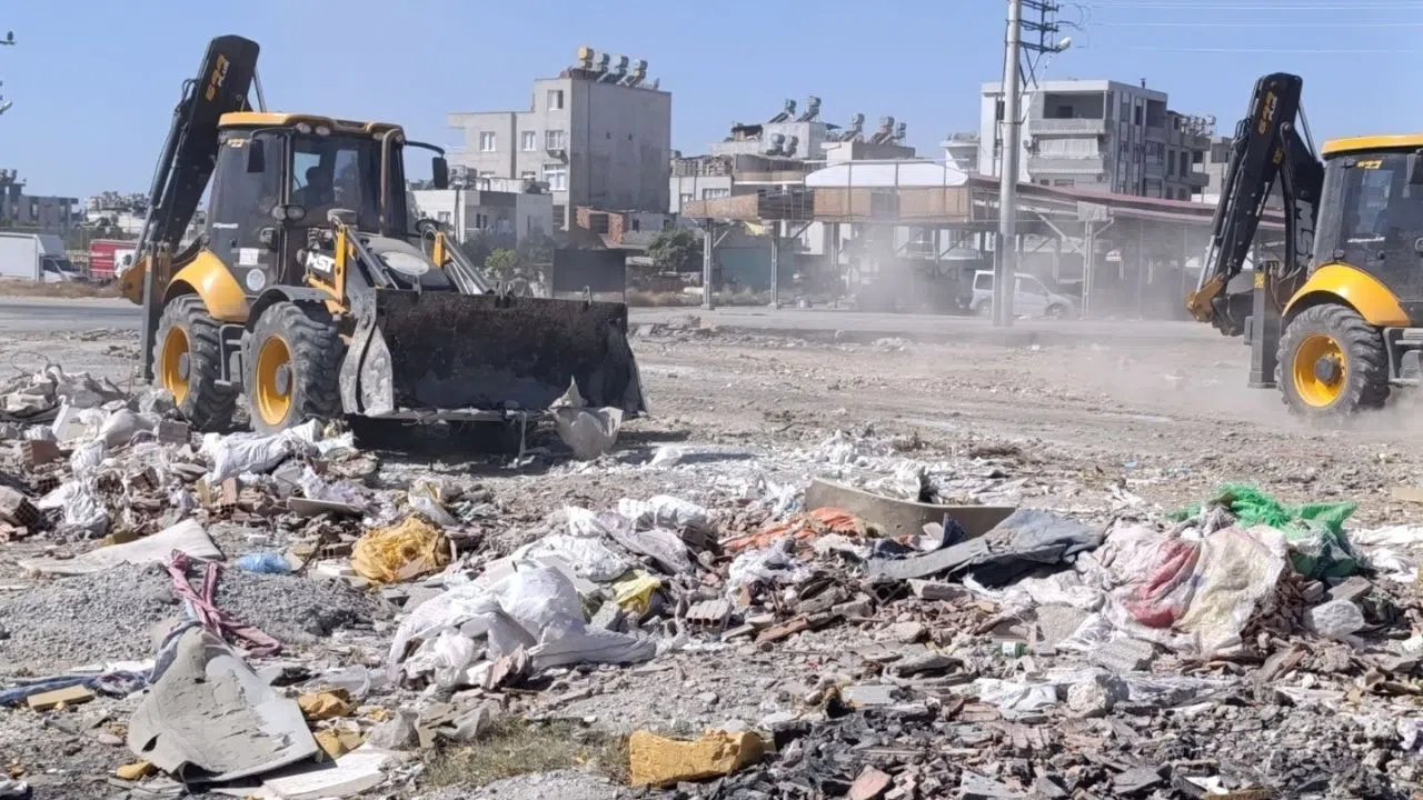 Belediye ekipleri 4 mahallede 20 kamyon atık topladı