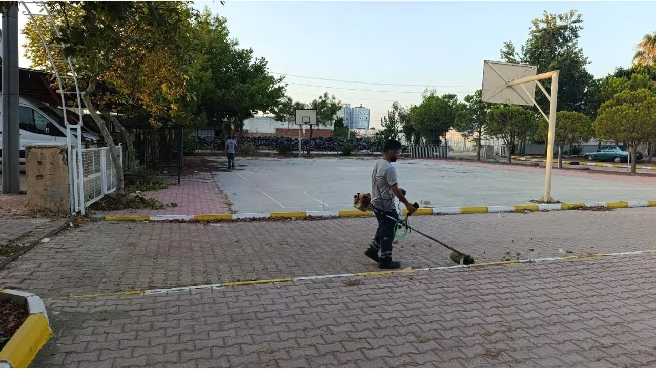 Belediye Ekiplerinden Okullarda Yoğun Temizlik ve İlaçlama Çalışması