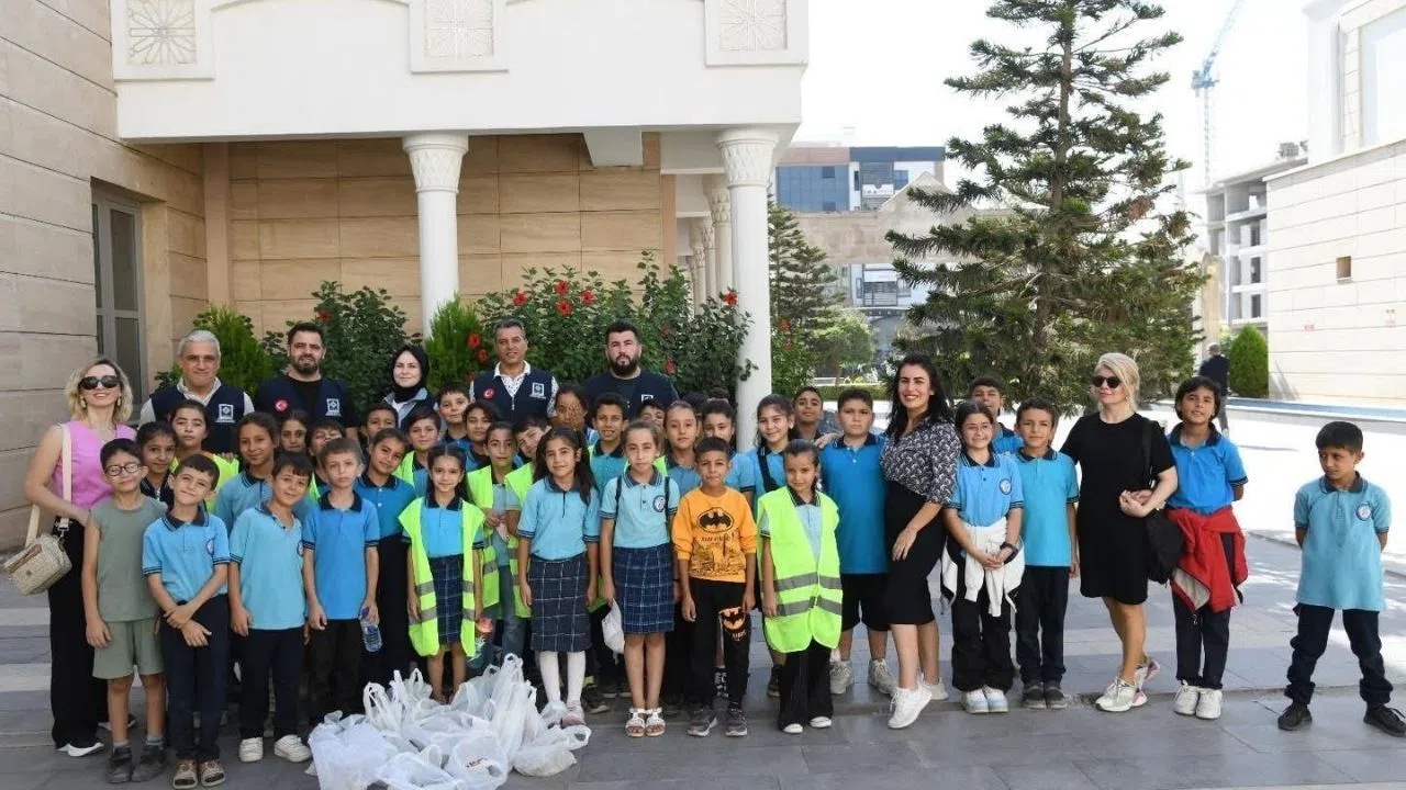 Belediye öncülüğünde öğrencilerle çevre temizliği gerçekleştirildi