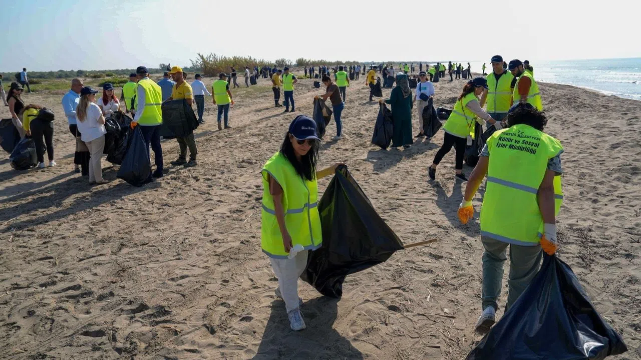 Belediyeden plajda geniş kapsamlı çevre temizliği çalışması