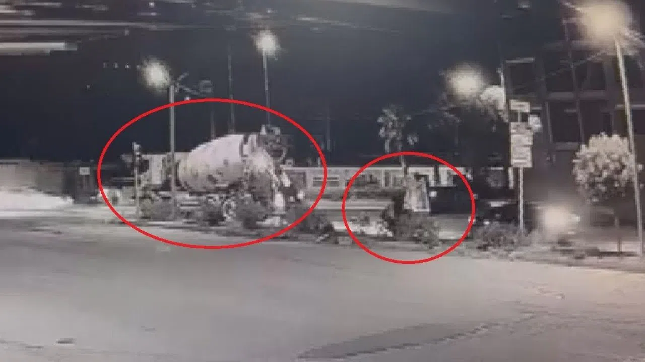 Beton Mikseri Motosikleti Ezdi, Sürücü Son Anda Kurtuldu