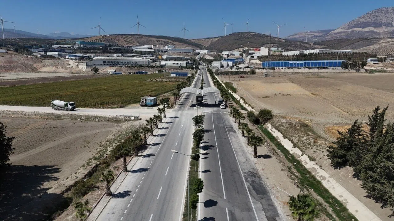 Büyükşehir Belediyesi Sanayi Bölgesinde Yol Asfaltlama Çalışması Yaptı