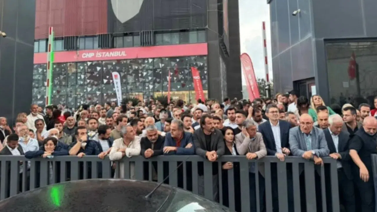 CHP İstanbul İl Başkanlığı binası kapatıldı