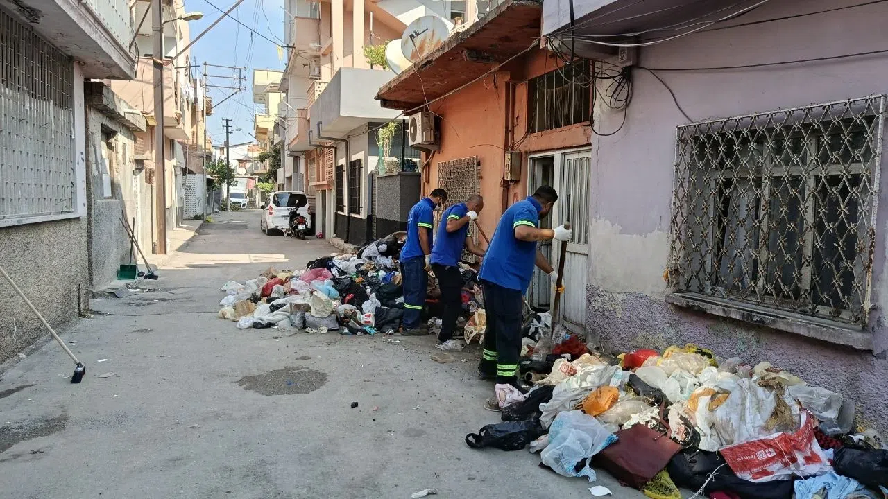 Çöp Evden Gelen Kötü Koku Mahalleliyi Harekete Geçirdi